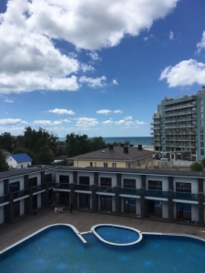 Апартаменты у моря с видом на бассейн